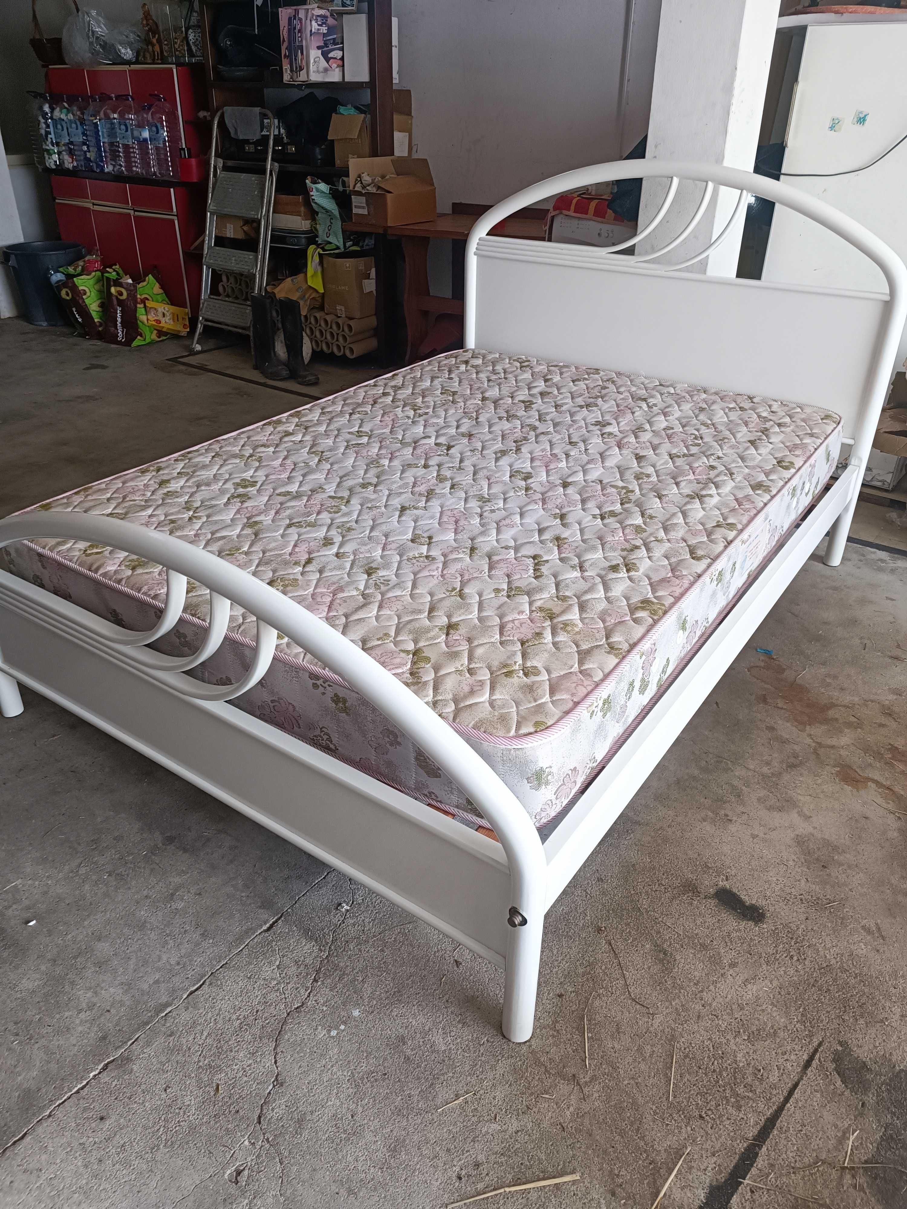 Cama casal lacada