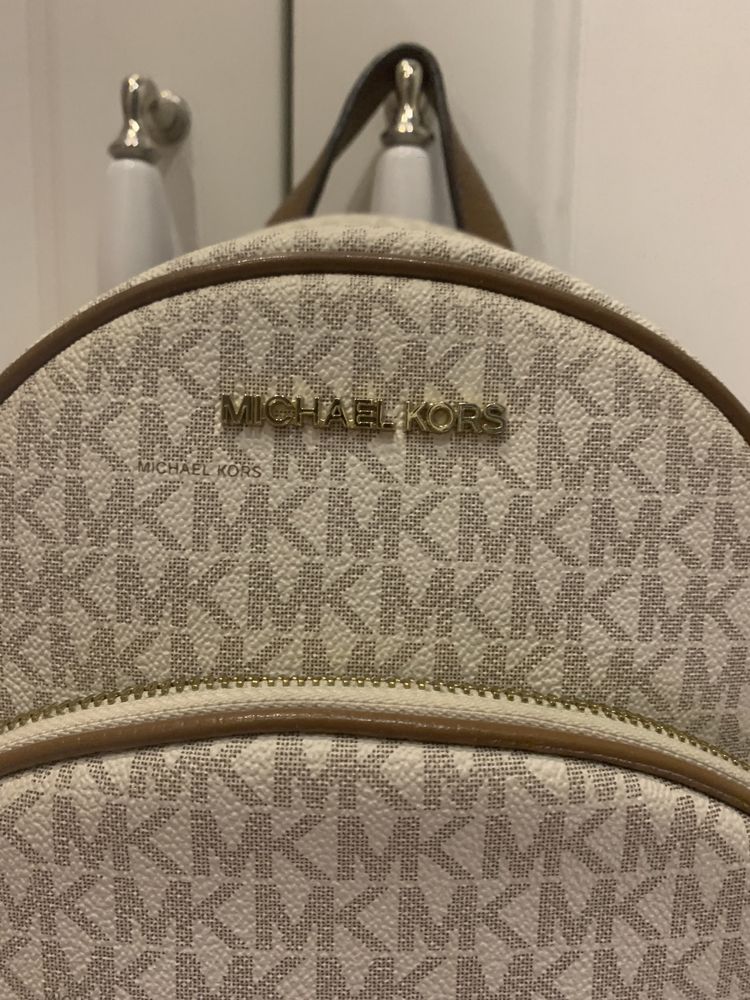 Michael Kors model ABBEY LARGE LOGO plecak