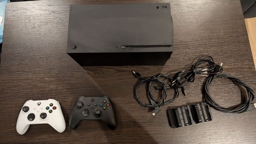 Xbox Series X 1TB + 2 геймпади + зарядка