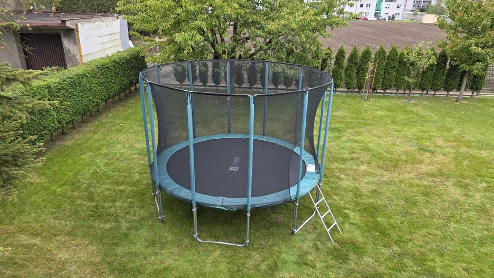 Trampolina ogrodowa GOFIT 366 cm z siatką zabezpieczającą i drabinką