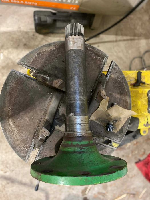 tylny wał koła John Deere R305625 R188097