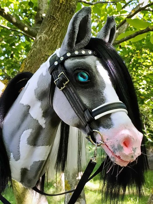 Realistyczny konik Hobby Horse A4 ze sprzętem realistyk pinto