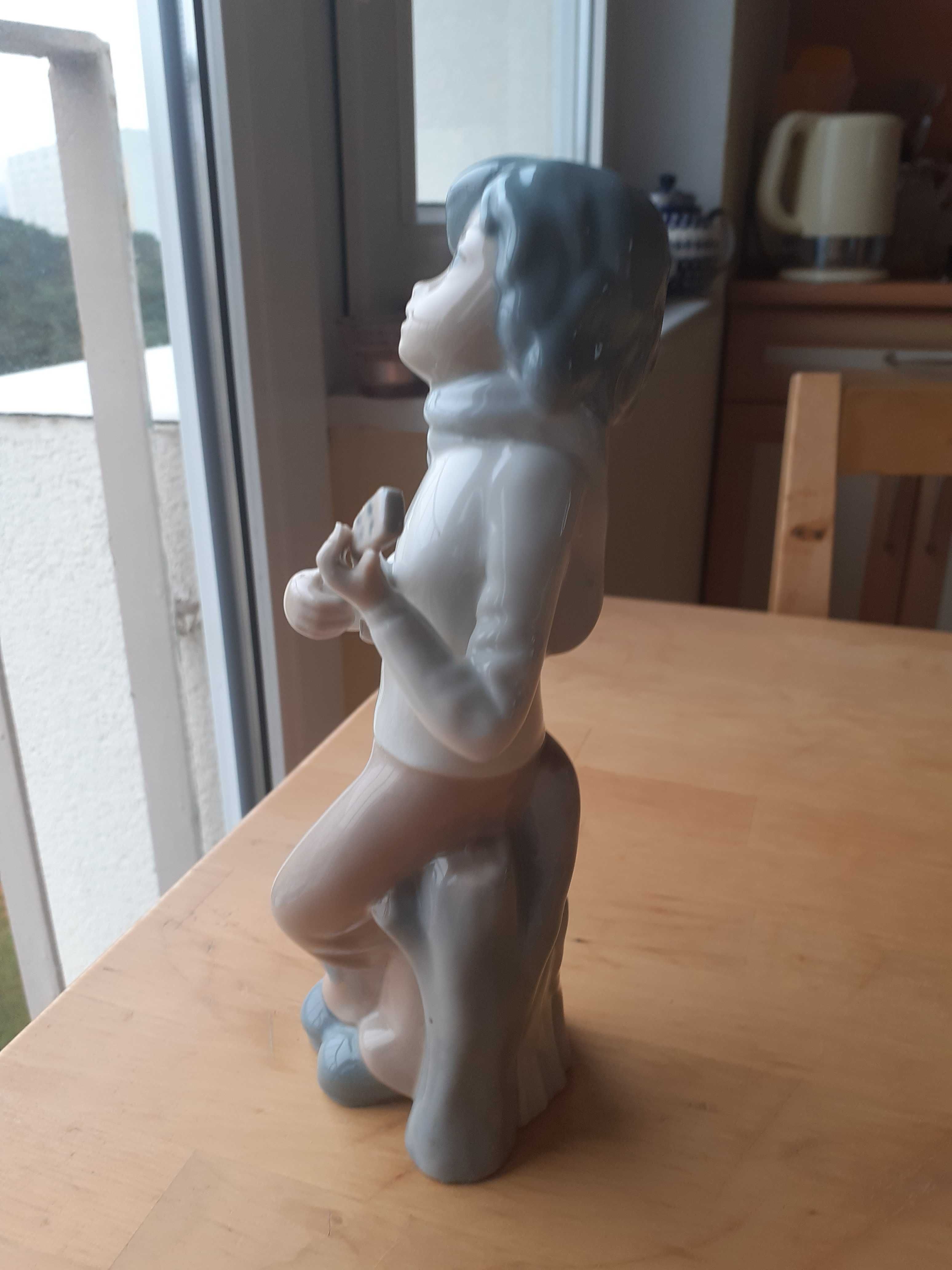 Figurka porcelanowa, grajek, chłopiec z ukulele, Casades