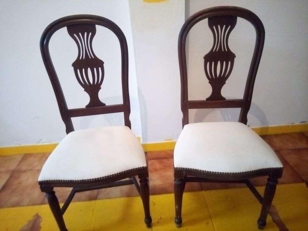 Cadeiras com assento de brancos