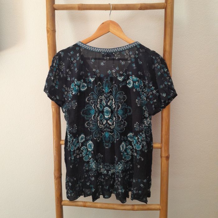 Blusa Natura com bordado no decote até à cintura, com folho