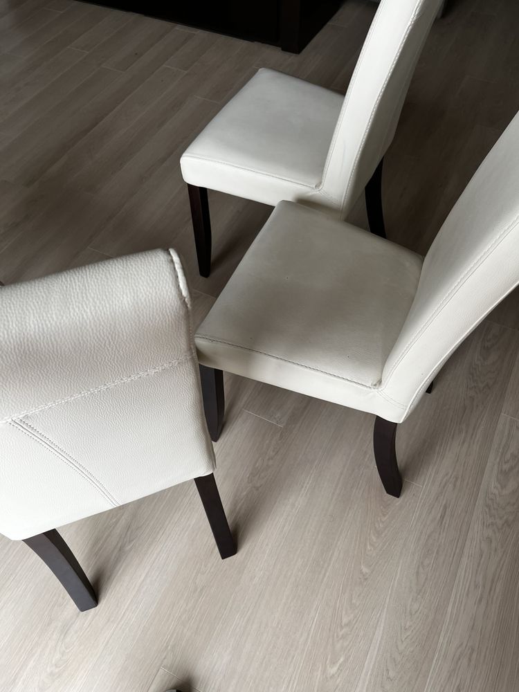 Conjunto 4 cadeiras brancas tipo pele