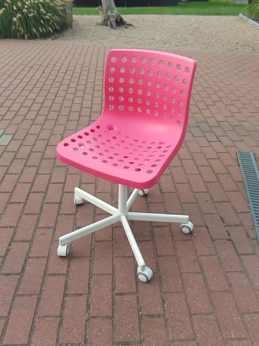 Krzesło różowe z ikea