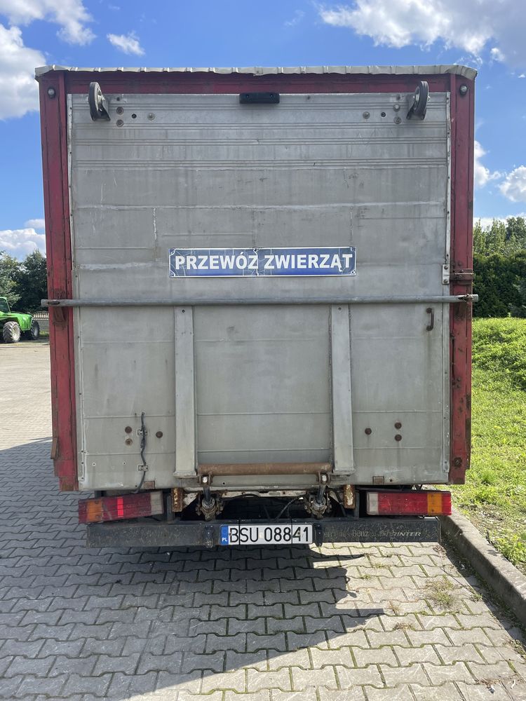 Zabudowa do przewozu zwierząt wraz z wagą
