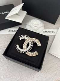 Broszka chanel złota klasyczna elegancka z kryształkami i perełkami