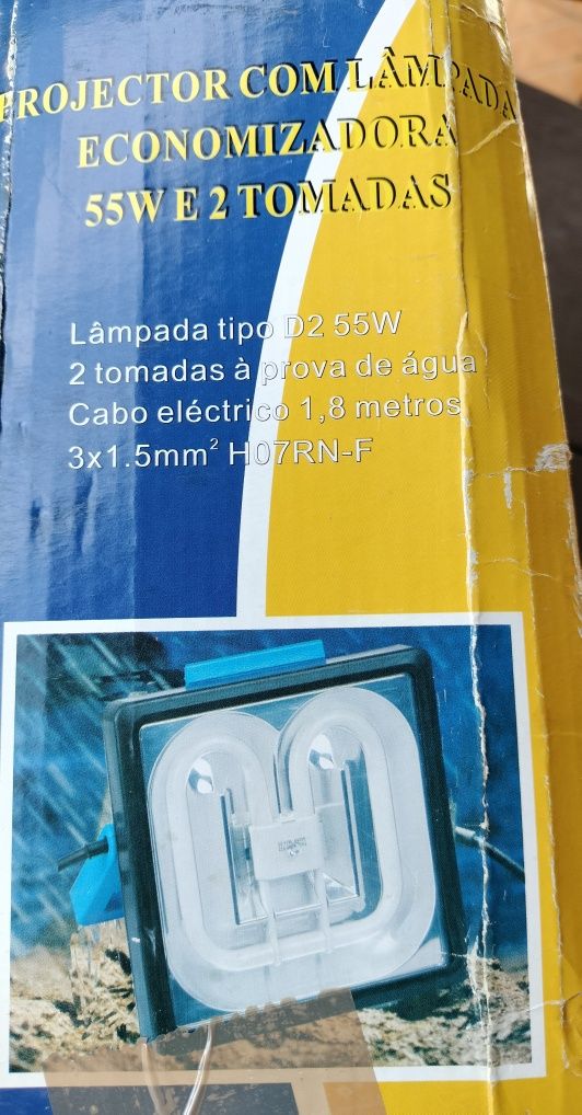 Projector com lâmpada economizadora 55W e 2 tomadas a prova de água.
A