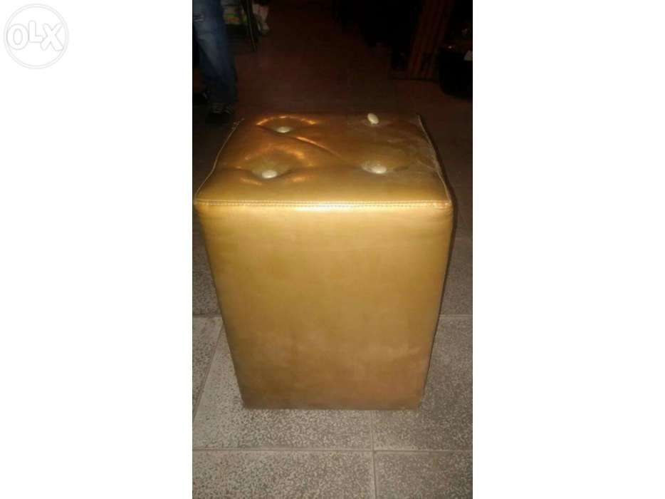 Puffs  brancos e dourados