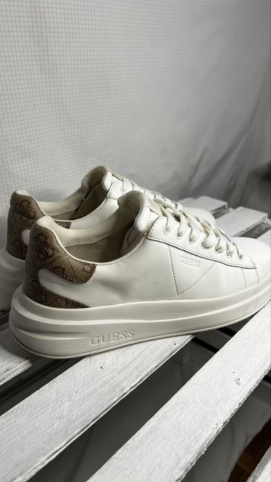 жіночі кросівки Guess Elbina