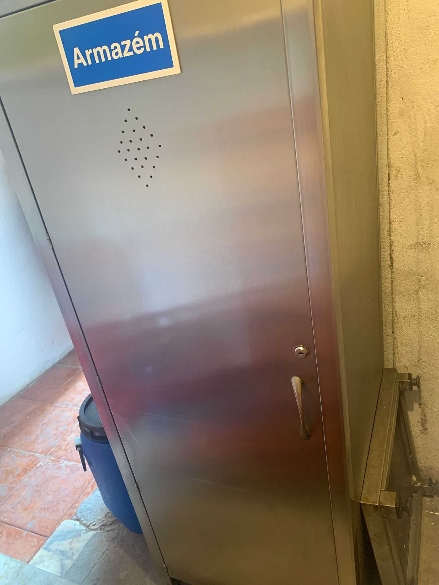Vendo armário em inox