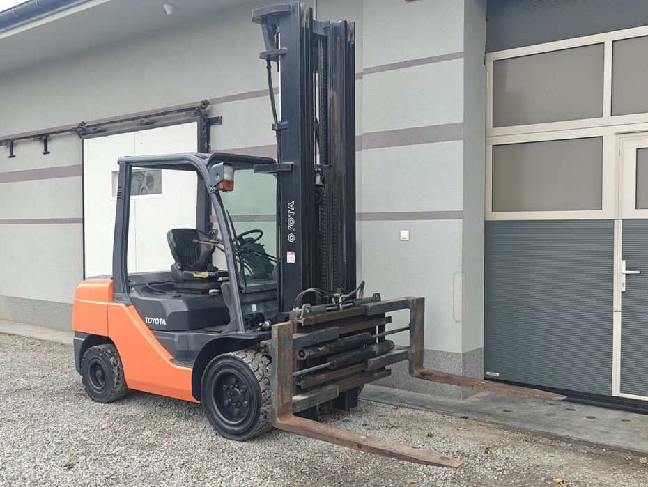 Wózek Toyota 8FDJF35 3,5T Diesel Pozycjoner Podnosi 6m Wolny Skok 2010