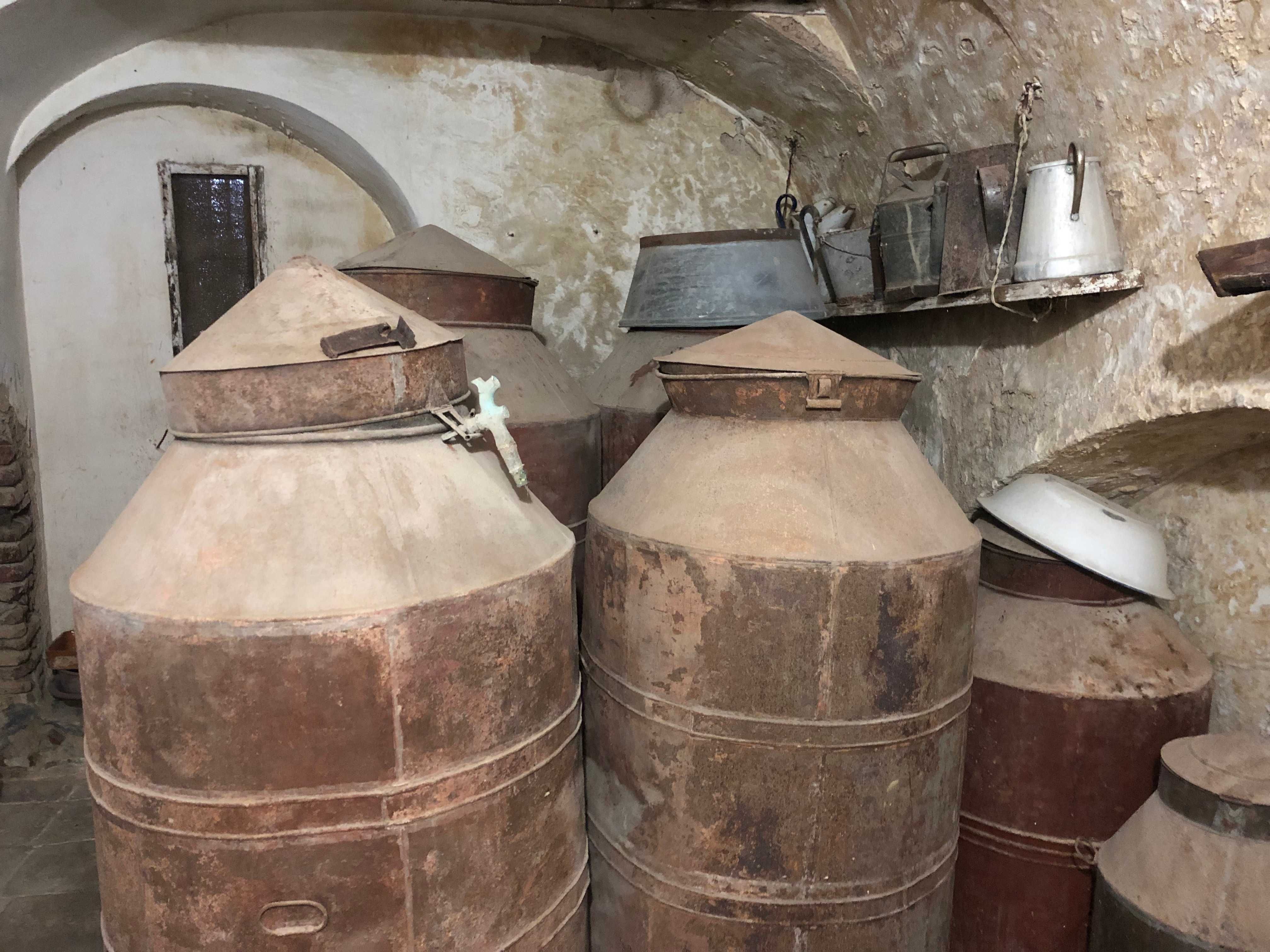 Talhas antigas de azeite, em lata, em bom estado.