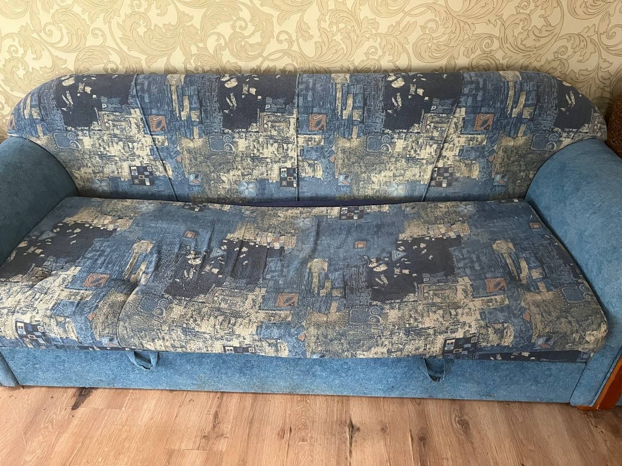 Продам диван.в гарному стані