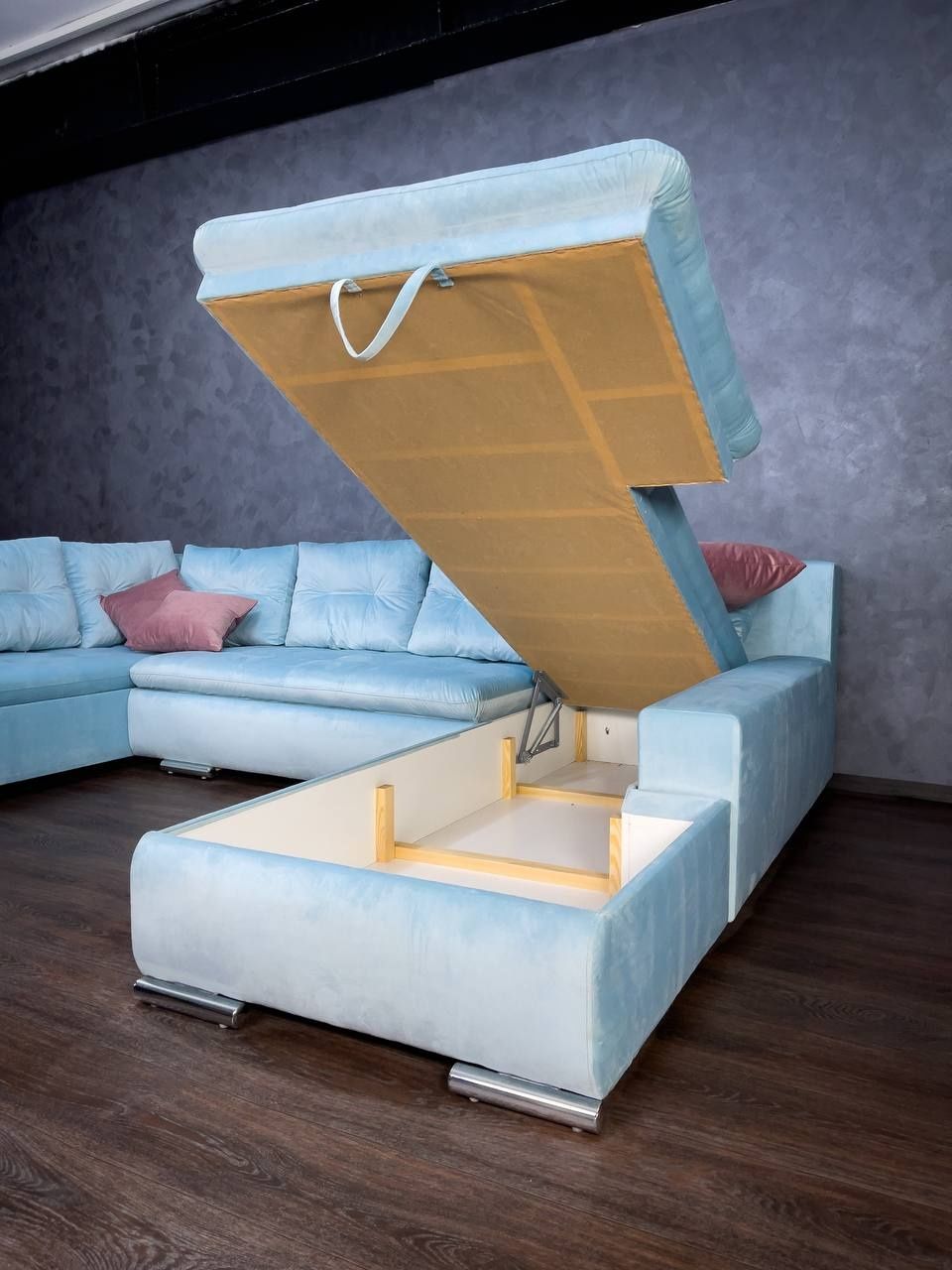 Производитель мягкой мебели предлагает угловой диван [GRANDE] .