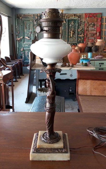 Antigo candeeiro de mesa Arte Nova