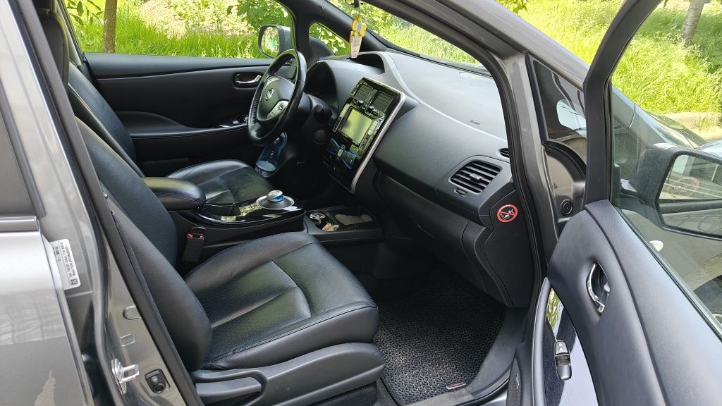 Продам Nissan Leaf .