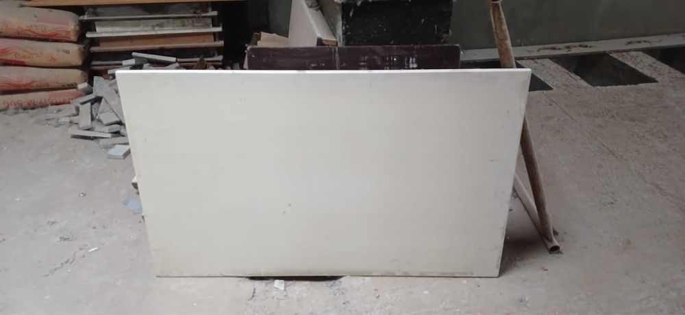 столы ИКЕЯ белые и светло коричневые