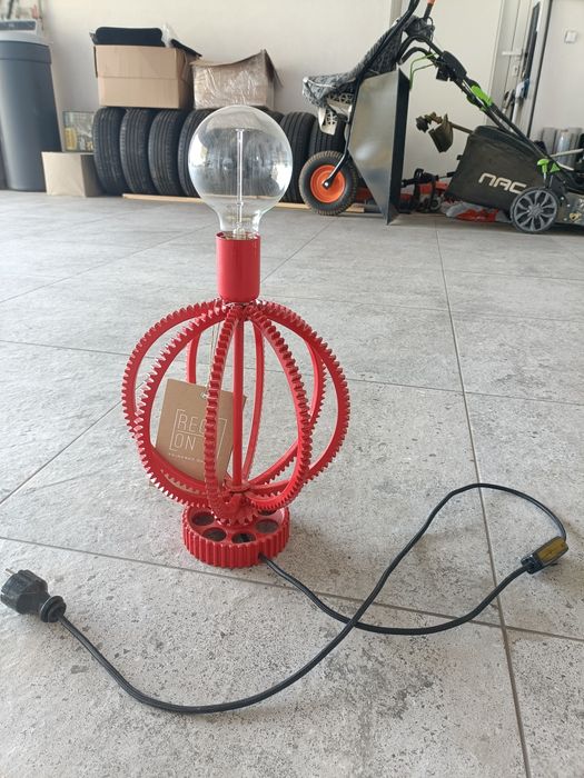 Lampa industrialna w kolorze czerwonym wykonana z koła zębatego