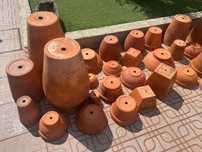 Vasos de barro de diversos tamanhos