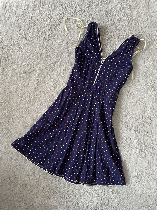 Retro sukienka w grochy vintage z ozdobnymi lamowkami i wstazkami