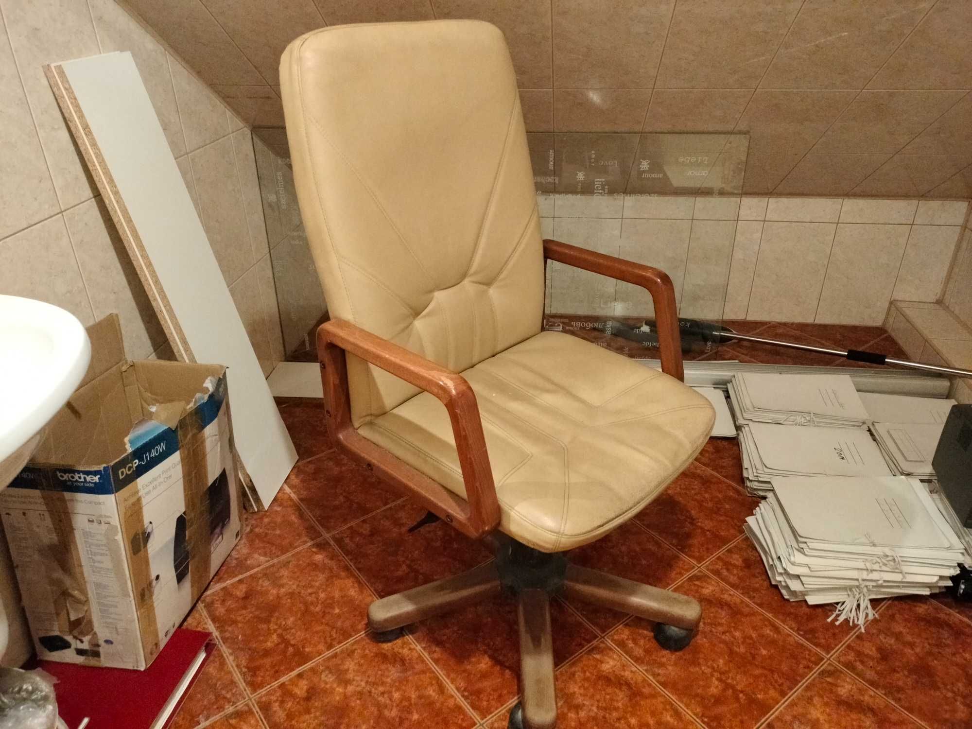 krzesło biurowe obrotowe z drewnianmi rączkami w fajnym stanie likwida