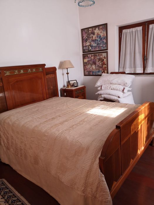 Cama de casal e roupeiro