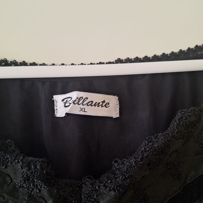 Elegancka czarna bluzka z koronką i cekinami