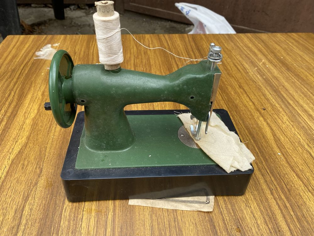 Детская швейная машинка времен СССР