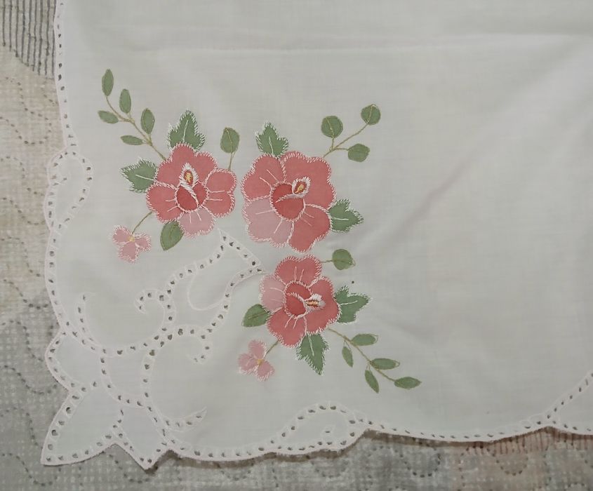 Toalha bordada com guardanapos