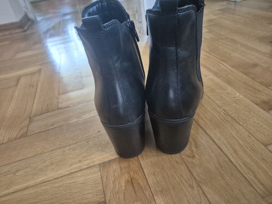 Klasyczne,skórzane botki rozmiar 39
