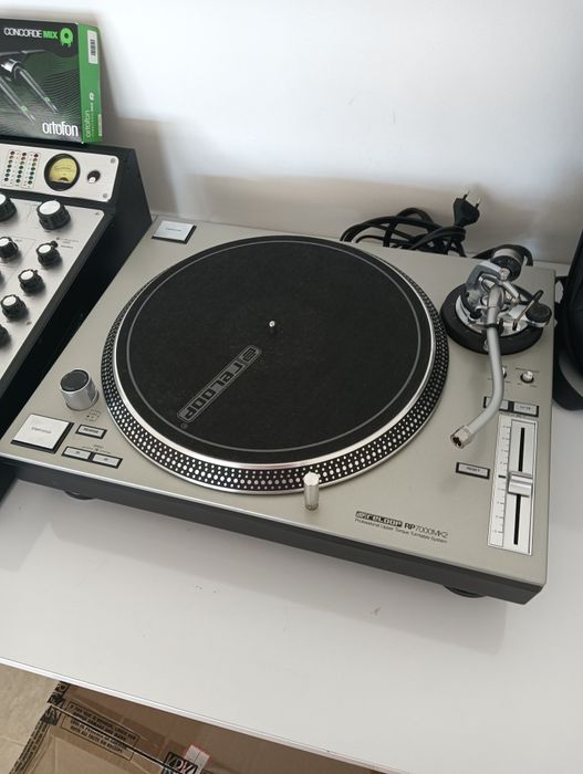 Pack 2 Gira Discos Reloop RP7000 + Mesa rotativos Omnitronic