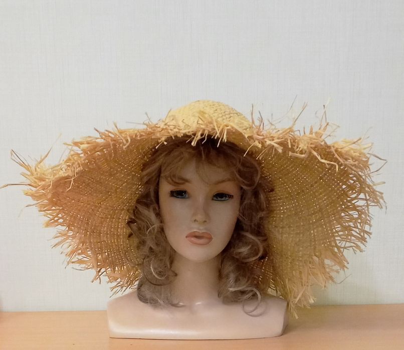 Шляпа из натуральной соломы широкополая