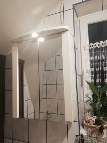 Szafka łazienkowa z lustrem i lampa