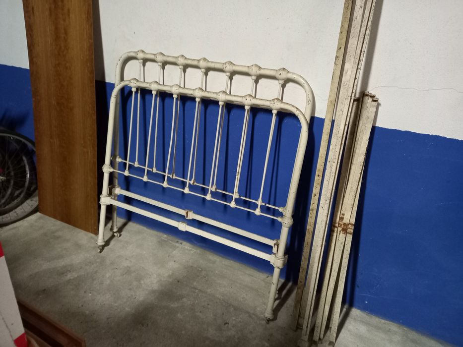 Cama metálica antiga
