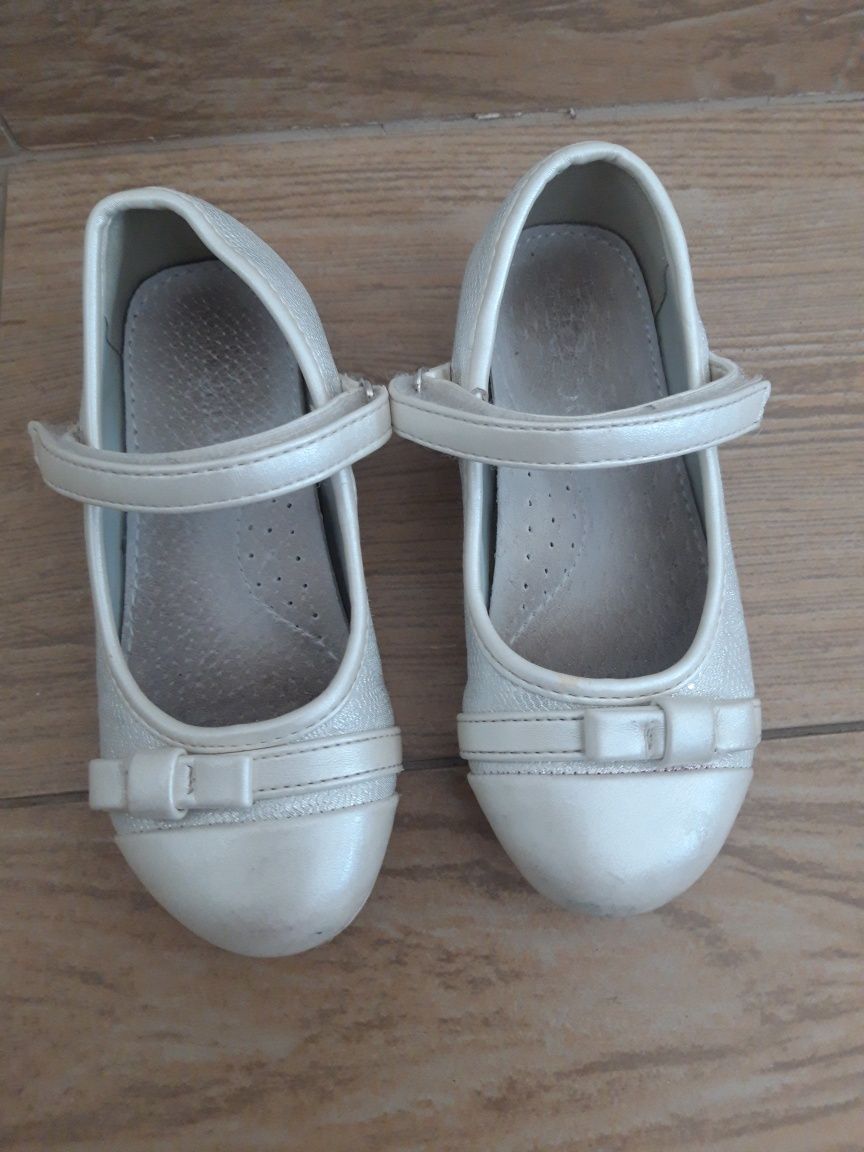 Białe buty z kokardą dla dziewczynki rozmiar 25