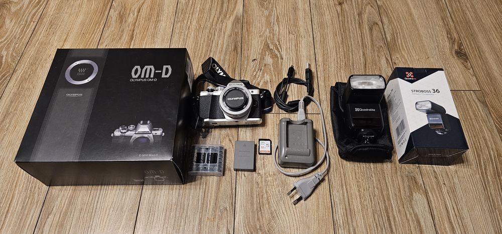 OLYMPUS OM-D E-M10 Mark II + Quadralite STROBOSS 36