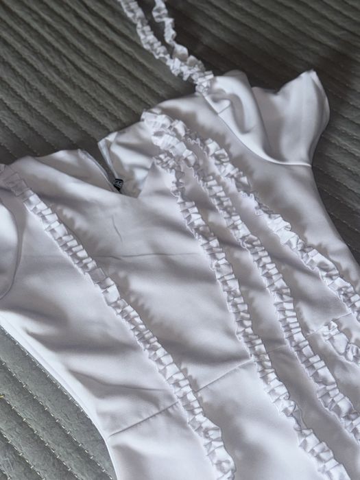 Біла святкова сукня з рюшами