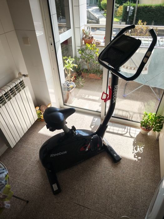 Bicicleta ergométrica Reebok GB40s.