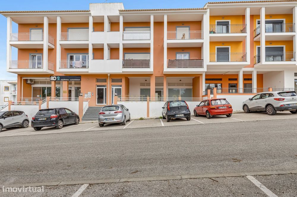 Arrendamento Loja Comercial em Parchal, Lagoa - 85m² por 850€