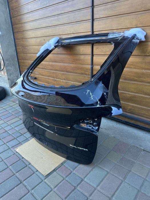 Кришка багажника tesla model Y під фарбування