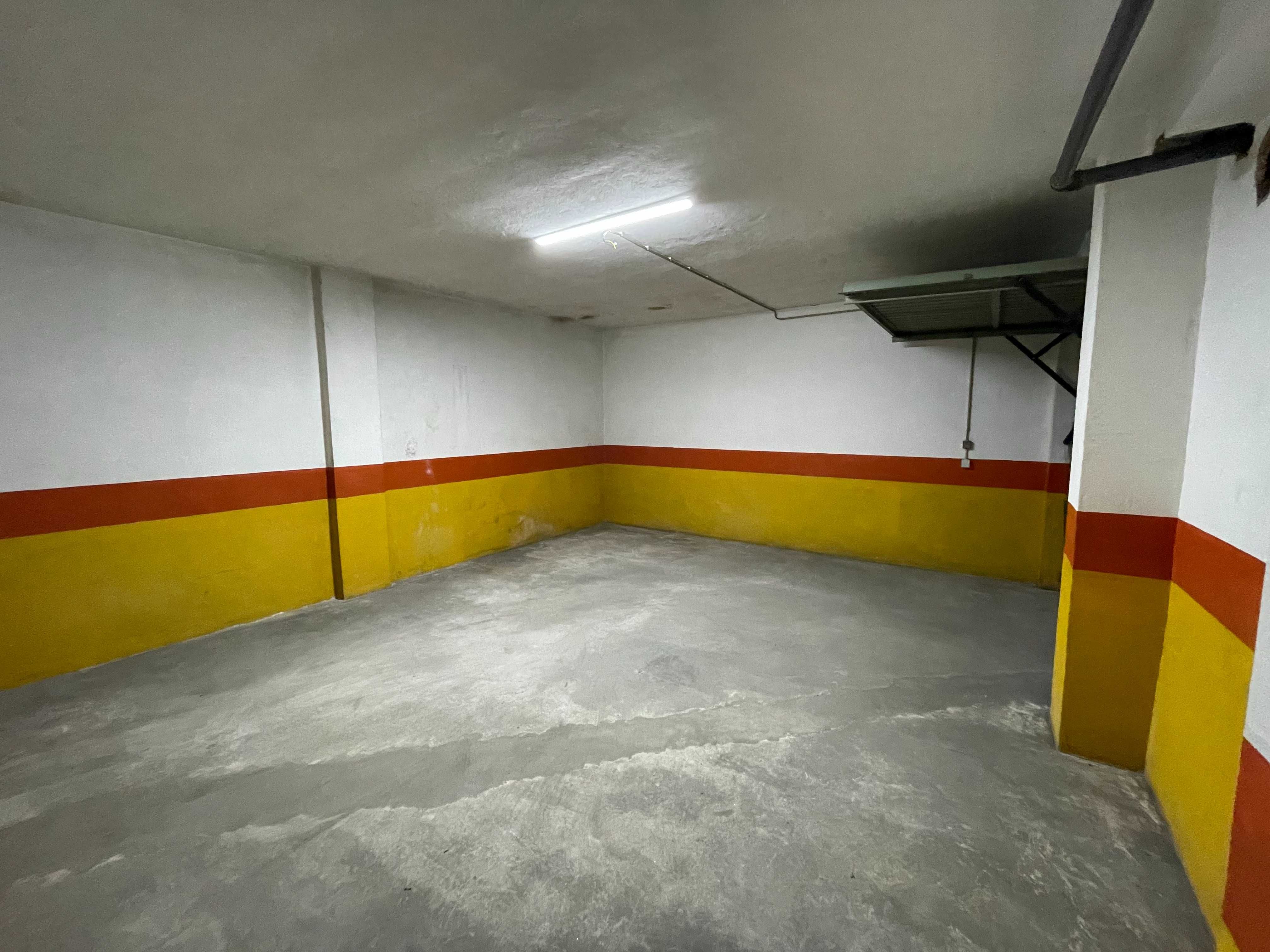 Garagem fechada com 36 metros quadrados