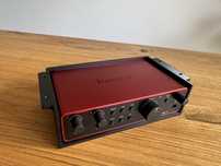 Focusrite Scarlet 2i2 4th + uchwyt pod biurko