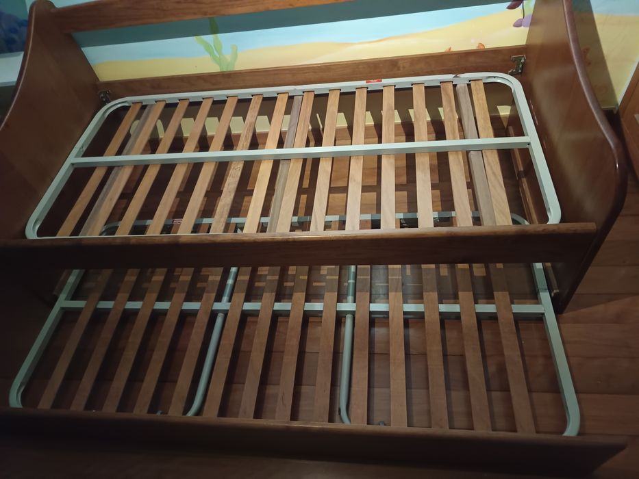 Cama em cerejeira solteiro, com cama extra em baixo + 2 colchões + 2 a