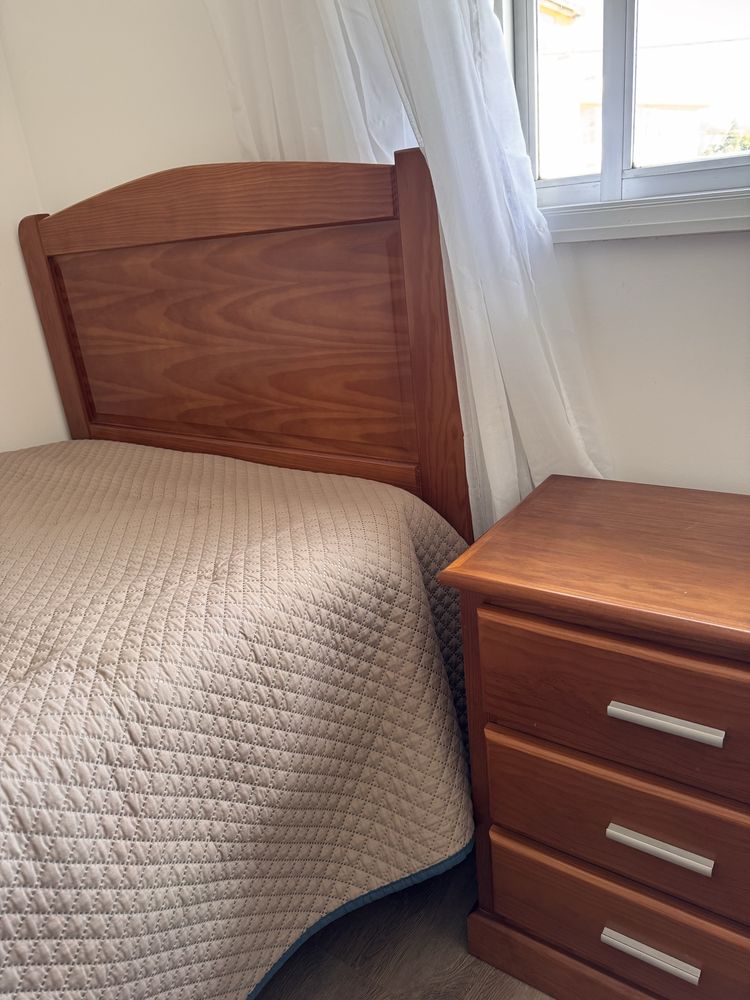 Vendo cama de solteiro + colchão + mesa de cabeceira