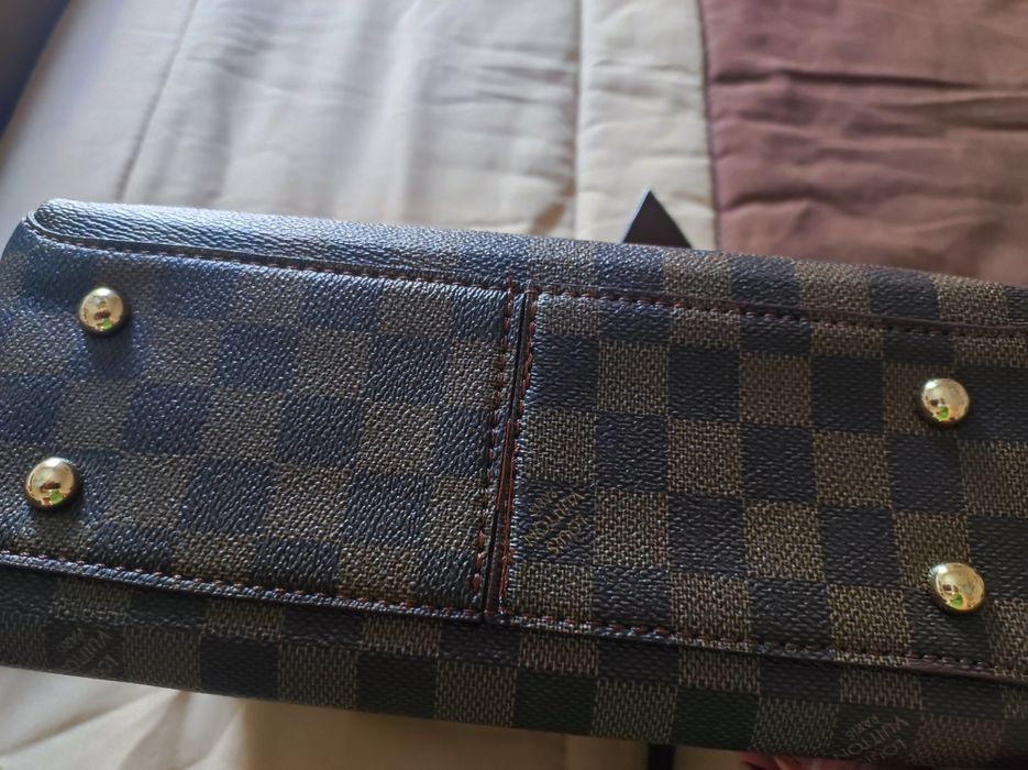 mala padronizada em tons de castanho, com alça e tiracolo,