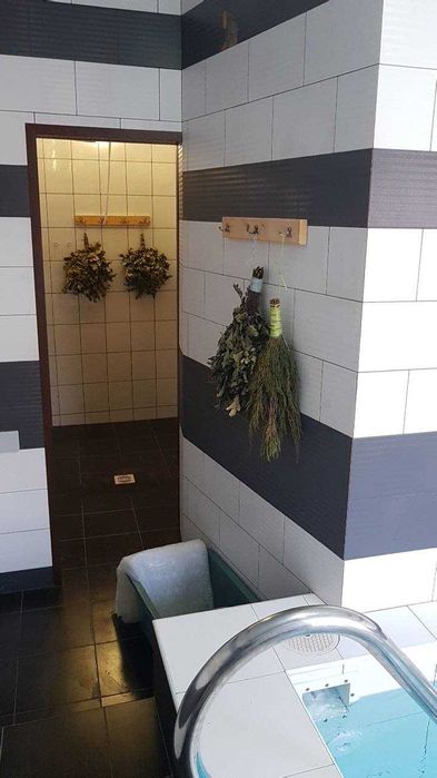 Будівля на фасаді дороги під комерційну діяльність: магазин, СТО, тощо