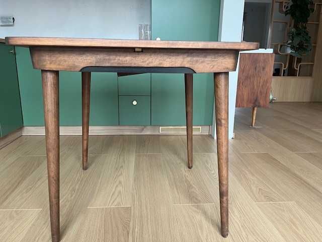 kwadratowy stół rozkładany drewniany PRL